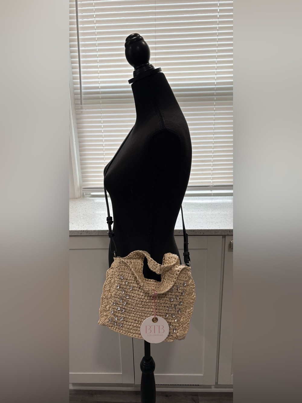 NWT BTB Los Angeles Lisbeth Straw Raffia Crossbody, bohemian-chic look